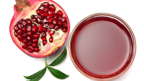 يحتوي عصير الرمان على عناصر غذائية هامة كالحديد والبوتاسيوم والفسفور