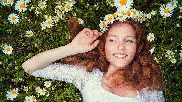 يعمل البابونج على تلطيف البشرة وتنعيمها وترطيبها