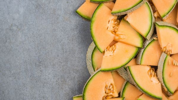 يحتوي الشمام على الألياف الغذائية والسوائل الفيتامينات والمعادن