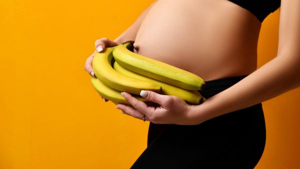 يحتوي الموز على البوتاسيوم والألياف والفيتامينات B6 و C ويمنع الإمساك 