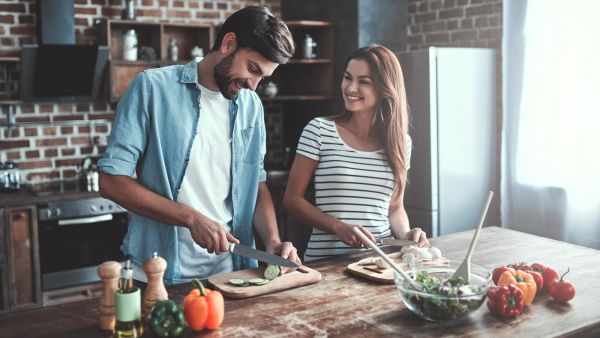قوما بطهو وجبة العشاء معا وتحضّرا للمناسبة وكأنها أهم يوم في حياتكما