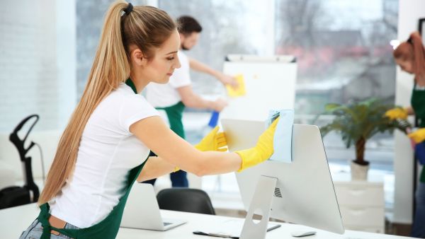 من المستحسن في العمل أن تتفادى الاختلاط مع الذين يعانون نزلات البرد والانفلونزا