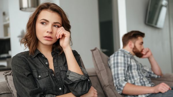 ناقش زوجتك بصوت منخفض وهادىء، واحرص على رسم الابتسامة على وجهك