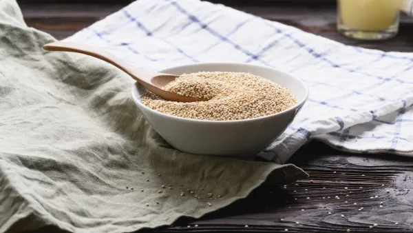 تحتوي الكينوا على كمية من الألياف أكبر من ضعف الموجودة في الحبوب الأخرى
