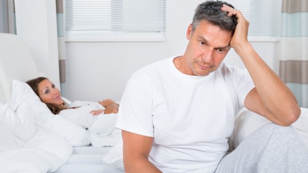 من الأعراض التي يشعر بها الرجل الذي يعاني من البرود الجنسي قلة الرغبة الجنسية