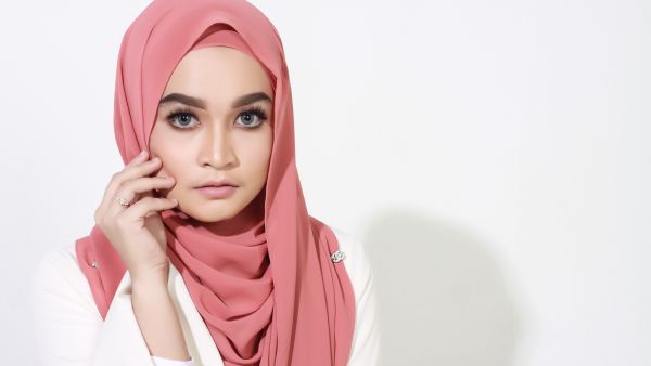 تشكّل الخدود البرونزية إطلالة مميّزة مع ظلال عيونك