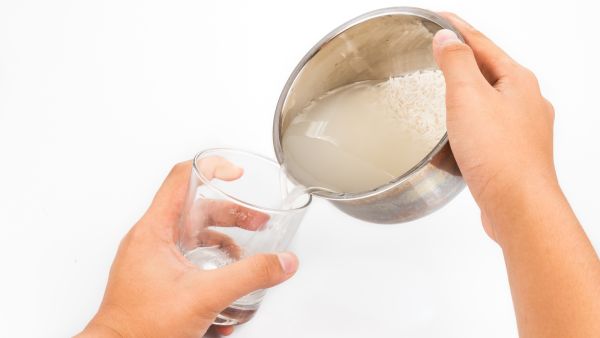 قومي بنقع الأرز في ماء ساخن واتركيه لمدة يومين حتى يختمر واستخدمي ماؤه