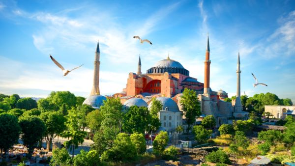 تتمتع إسطنبول بمناخ معتدل مع شتاء بارد ورطب وصيف حار وجاف