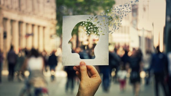  الحفاظ على نشاط الدماغ واستخدام مهارات التفكير يلعب دوراً بارزاً في الوقاية من الزهايمر