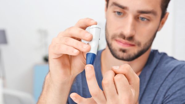 الخضوع لفحص السكر كلما شعر المريض بأعراضه خلال الصيام