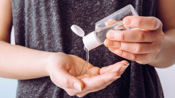 يمكن أن يؤدي الاستخدام المفرط لمنتجات التنظيف ومعقّم اليدين إلى أن تطور البكتيريا والجراثيم
