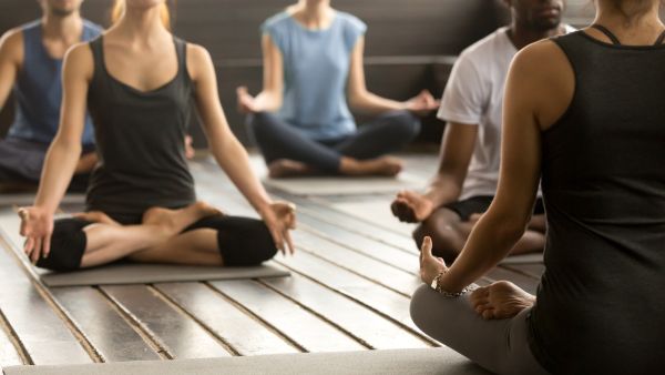 تعتبر اليوغا نشاط بدني غير تنافسي لذلك تجنبوا مقارنة أدائكم بأداء الآخرين