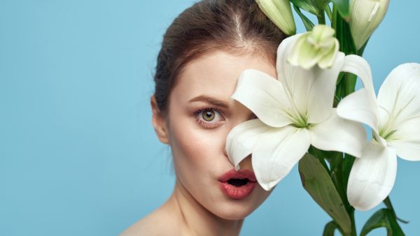 تجنب لمس الوجه حتى لا ييتم نشر البكتيريا كما أن يؤدي إلى الندوب وزيادة التجاعيد