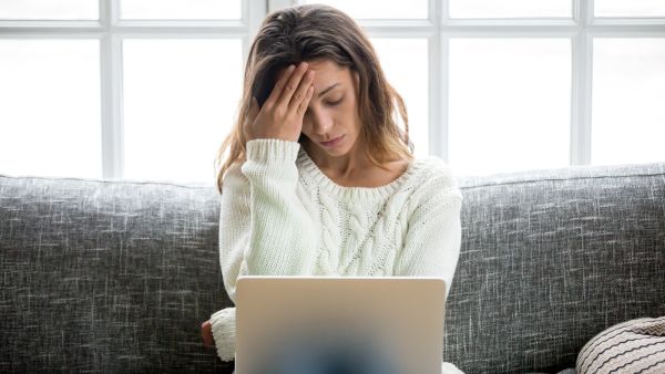 للحد من الاكتئاب أثناء العمل من المنزل الاتصال بصديق