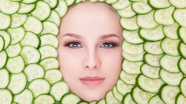 يمكنك التخلص من مظهر البشرة الذابلة والجافة بماسك الخيار