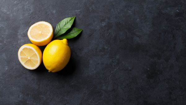يسبب حمض السيتريك الموجود في الليمون تآكل الأسنان