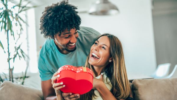 تعتبر الزهور هي الهدية الأولى التي يفكر فيها العشاق في مثل هذا اليوم المميز