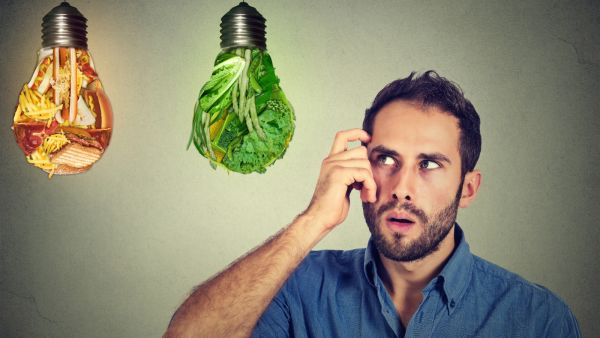 السلمون والجوز مع السبانخ و الهندباء مصدر مهم جداً وكبير لأحماض الأوميغا 3 الدهنية 