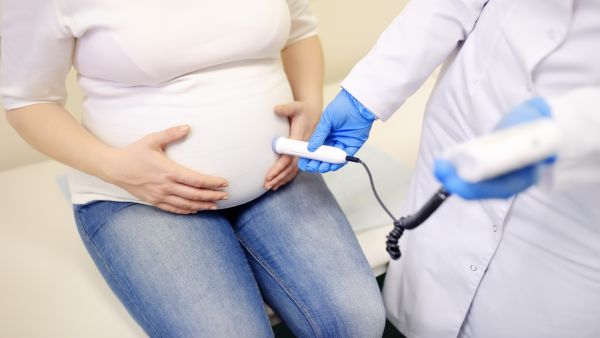 يمكن استخدام عدد من الأجهزة الطبية المختلفة لسماع نبض الجنين