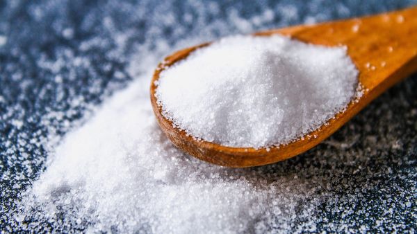 يجب ألا يتناول البالغون أكثر من 6 جرامات من الملح يوميًا 