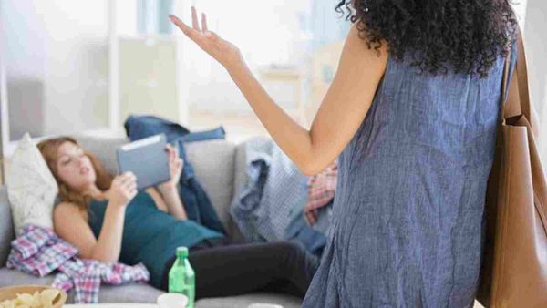 تعشق بعض شريكات السكن المزعجة النميمة والحديث السلبي الكفيل بإحباطك