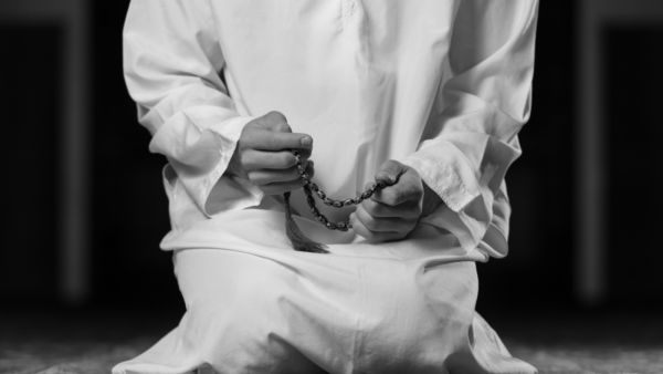 إن الدعاء  يجعل بينك وبين الله صلة وارتباط