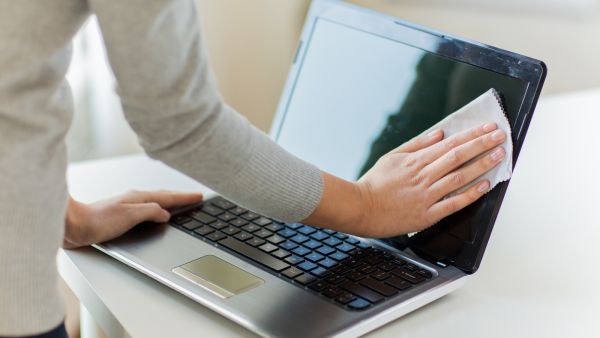 قبل أن تبدأ التعقيم، قم بارتداء قفازات مطاطية من مادة النتريل أو اللاتكس