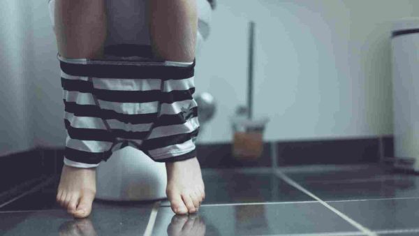 من أسباب الإمساك عند الأطفال امتناع الطفل عن الذهاب إلى الحمام