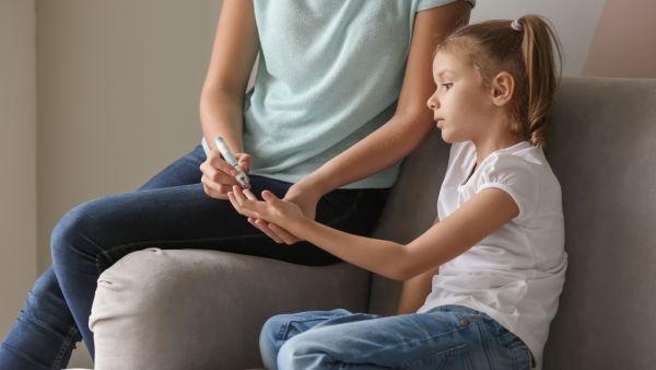 يحتاج الطفل المصاب بالسكري إلى نصائح تتعلّق بتغيير نمط الحياة 