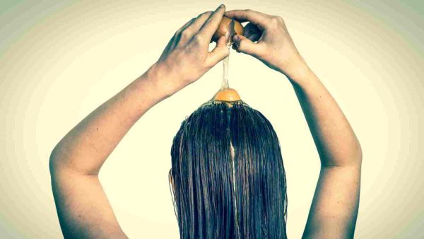 صفار البيض يمنع تساقط الشعر وذلك لاحتوائه على البروتين بنسبٍ عالية