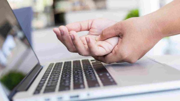 من أعراض ضعف الأعصاب حدوث ضعف في عضلات الذراعين واليدين