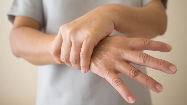 من أهم أسباب رجفة ورعشة اليد نقص فيتامين B12 من أهم أسباب رجفة ورعشة اليد نقص فيتامين B12