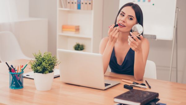 لتحصلي على بشرة مشرقة ووجه متألق، عليك بترطيب شفتيك بمرطّب جيّد