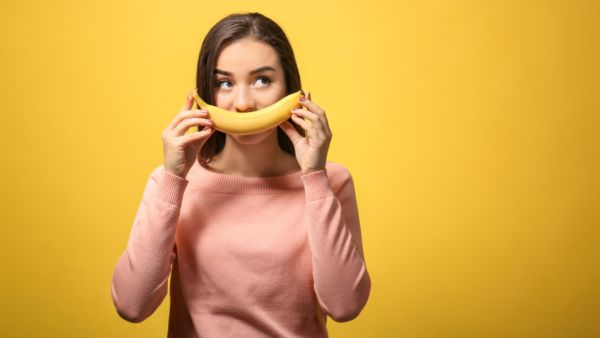  الموز يحتوي على مقدار جيد من فيتامين ب الذي يزود الجسم بالطاقة