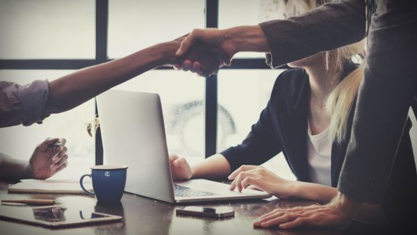 المعاملة الحسنة بين الناس تنشر الحب والسلام في المجتمع