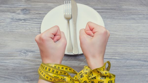 احرصي على تناول كمية كبيرة من الماء خلال النهار وخصوصاً قبل الوجبات