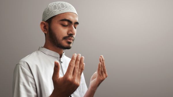 عيد الفطر سنناً وهي التكبير سراً وجهراً في المنازل