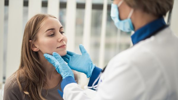 البكتيريا التي تسبّب التهاب اللوزتين بشكل دائم تقريبًا تعرف باسم بكتيريا Streptococcus pyogenes