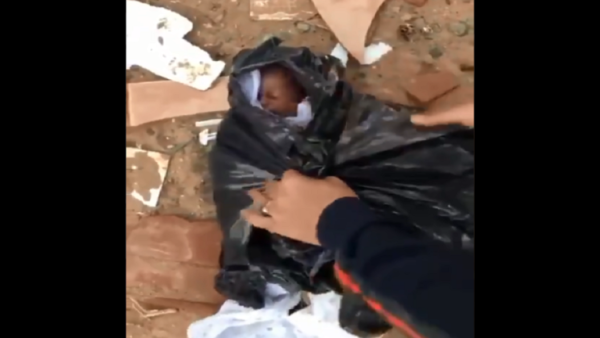  لحظة العثور على رضيع وضع داخل كيس بلاستيكي