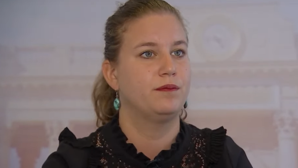  بانو تم توقيفها بعد ظهورها في لقطات فيديو جرى تداولها بشكل واسع خلال المسيرات