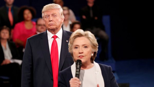 الرئيس الأمريكي، دونالد ترامب، ينتقد وزيرة الخارجية السابقة، هيلاري كلينتون