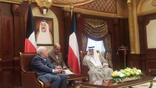 وزير الخارجية الإيراني محمد جواد ظريف أثناء لقائه مع ولي عهد الكويت نواف الأحمد الجابر الصباح