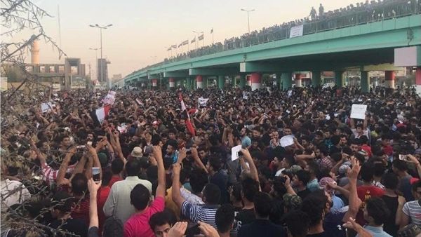 رغم استقالة حكومة عبد المهدي، إلا أن التظاهرات لا تزال متواصلة وتطالب برحيل النخبة السياسية المتهمة بالفساد رغم استقالة حكومة عبد المهدي، إلا أن التظاهرات لا تزال متواصلة وتطالب برحيل النخبة السياسية المتهمة بالفساد