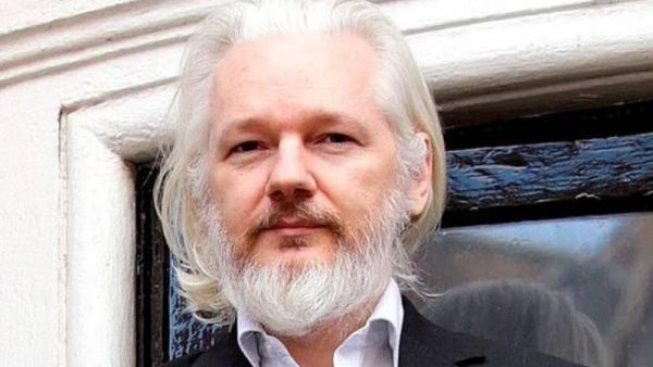 مؤسس موقع ويكيليكس جوليان أسانج