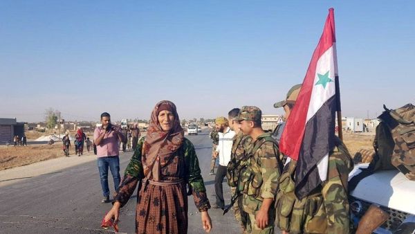 لحظة دخول الجيش السوري إلى مدينة مبنج القريبة من الحدود التركية