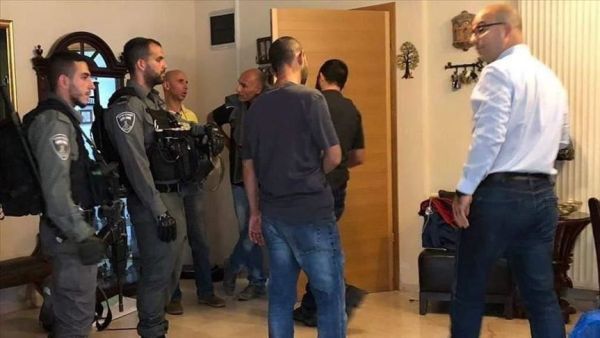 قوة كبيرة من مخابرات وشرطة الاحتلال داهمت منزل وزير شؤون القدس فادي الهدمي