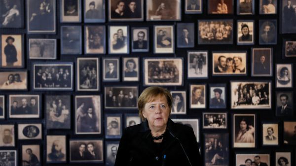 المستشارة الألمانية أنغيلا ميركل في معسكر الموت السابق أوشفيتز-بيركيناو