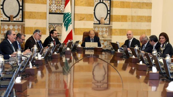اجتمعت الحكومة للموافقة على حزمة إصلاحية بينها خفض رواتب الوزراء