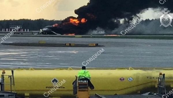  اشتعال النيران في طائرة "سوخوي سوبرجيت 100" في أراضي المطار