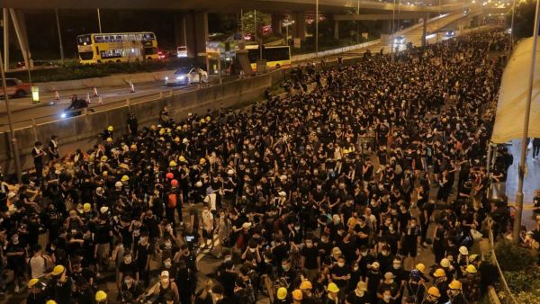 متظاهرون في شوارع هونغ كونغ